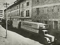 Hladnjače ispred 'Stare tvornice' 1960- ih godina. U pozadini stambena zgrada u izgradnji